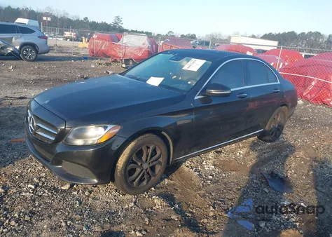 2017 Mercedes-Benz C 300 4Matic z USA, uszkodzony, nr VIN 55SWF4KB8HU207567